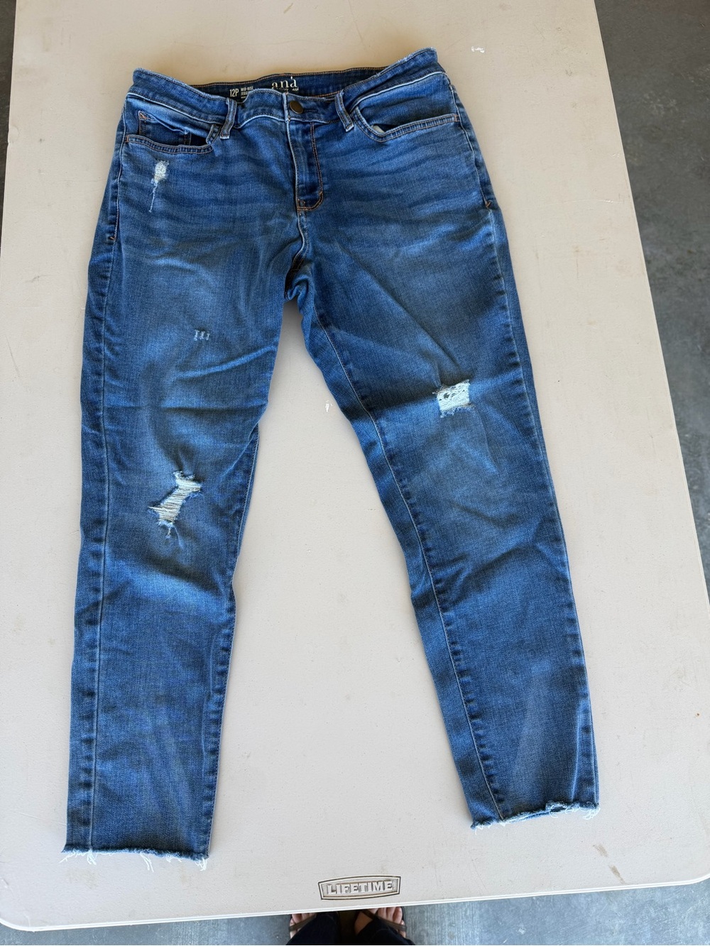 a.n.a Women's Distressed skinny cropped Jeans